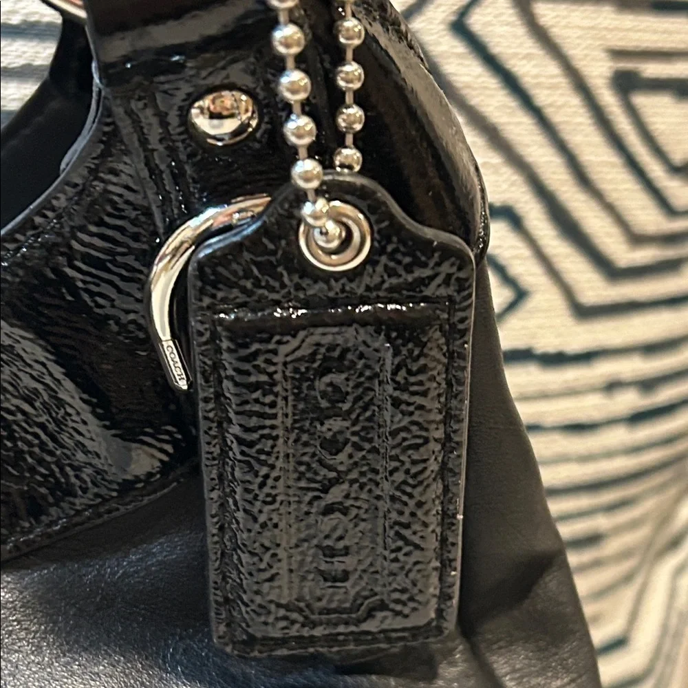Coach Lynn Soho Leather w/ Patent Trim Black Shoulder Bag EUC - Picture 3 of 10